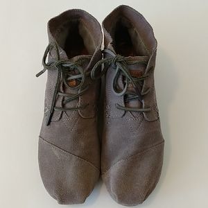 Tom's gray suede tribal boots women's 10
